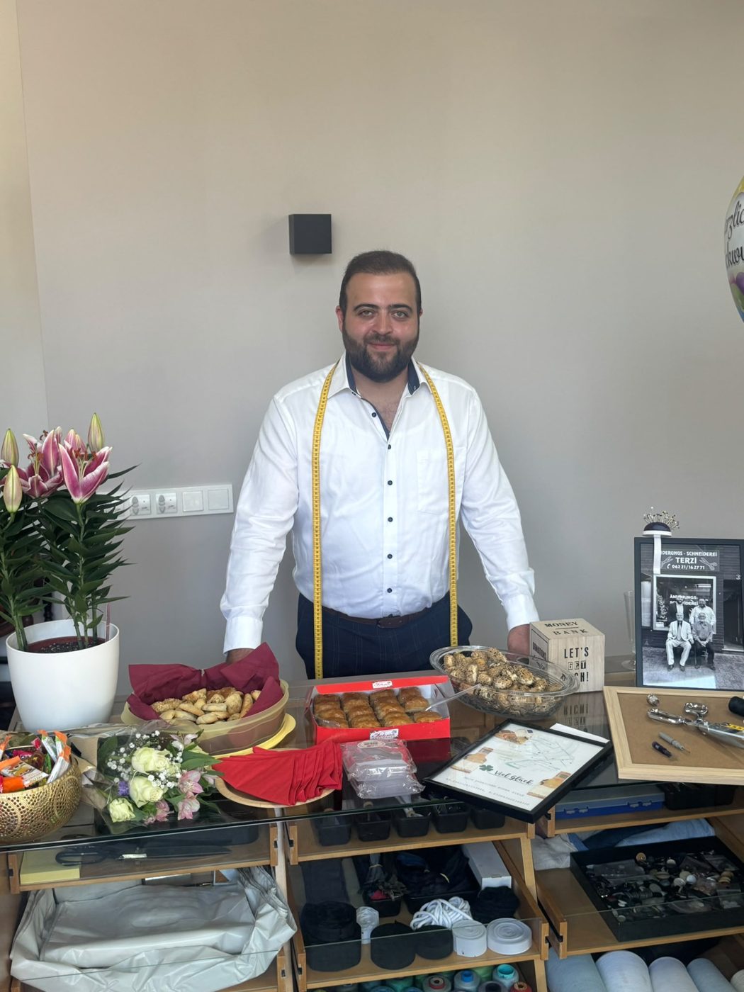 Ercan Balyimez, Inhaber der Änderungsschneiderei Terzi Bahnstadt, mit Maßband im Atelier
